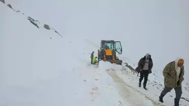 Şehirde kar kalınlığı 30 santimetreyi buldu, çoban sürüsüyle birlikte mahsur kaldı