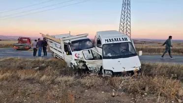 Çorum'da Minibüs ile Kamyonet Çarpıştı: 4 Yaralı