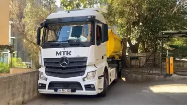 Hafriyat Kamyonu Dar Sokakta Sıkıştı