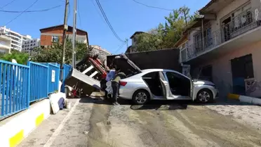 Pendik'te Freni Tutan Çekici Kaza Yaptı