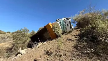 Çorum'da Hafriyat Kamyonu Devrildi, Sürücü Yaralandı