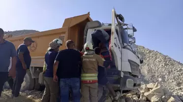 Hatay'da Kamyon Devrildi, Sürücü Yaralandı