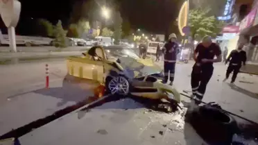 Isparta'da Otomobil Mağazaya Çarptı