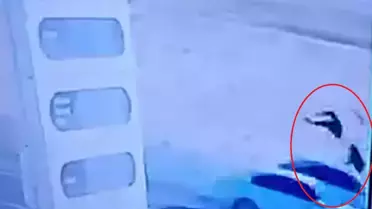 Yola fırlayan çocukları kurtarmak isterken hayatını kaybetti