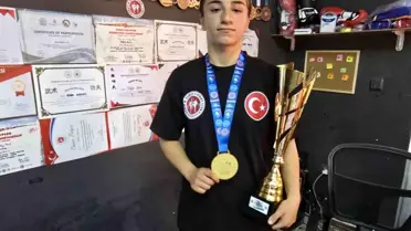 Rabia Karadaş Avrupa Kick Boks Şampiyonası'nda Altın Madalya Kazandı