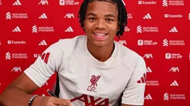 17 yaşındaki yıldız, Liverpool ile ilk profesyonel sözleşmesini imzaladı