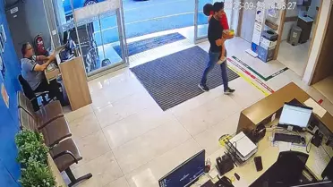 Yemekten sonra hayatını kaybeden 2 kardeşin son görüntüleri! Oyuncağına sıkıca sarılmış