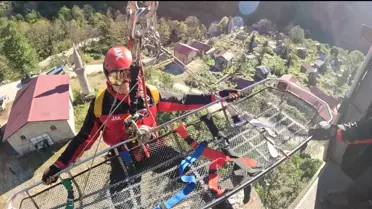 Rize'de Sel ve Heyelan: 91 Yaşındaki Kadın Helikopterle Kurtarıldı