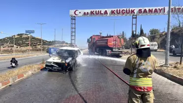 Manisa'da Seyir Halindeki Otomobil Alev Aldı