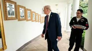 Trump, Biden'ın Fotoğrafını Kalemle Değiştirdi