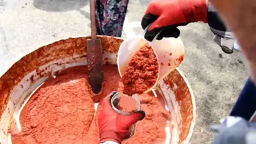 Bursa'da İhtiyaç Sahipleri İçin İmece Usulü Salça Yapım Projesi