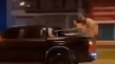 Hareket halindeki kamyonetin arkasında ilişkiye girdiler