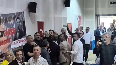 CHP kongresi karıştı, tekme ve tokatlar havada uçuştu