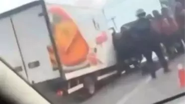 Akyazı'da Bariyere Çarpan Kamyonette Yaralılar Kurtarıldı