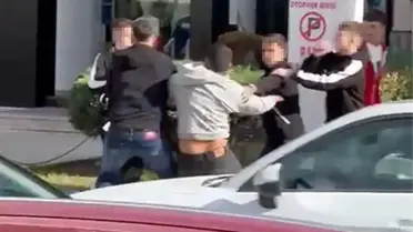 Kimse onları ayıramadı! Gençler arasındaki kavga kamerada