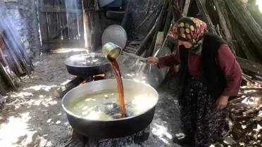 Ürünlü Köyü'nde Doğal Pekmez Üretimi