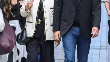Bakan Ersoy eşiyle Beyoğlu'nda sanat turuna çıktı