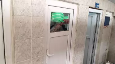 Cami tuvaletinin camını yumrukla parçaladı, kolu kanlar içinde asılı kaldı