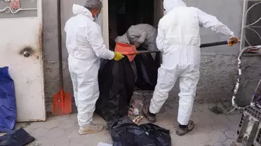 Mahalleli şikayet etti, ekiplerin girdiği evden 4 ton 650 kilo çöp çıkarıldı