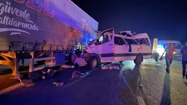 Tarım işçilerini taşıyan minibüs tıra çarptı: 3 ölü, 16 yaralı