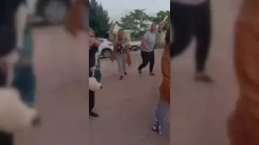 Çocuğunu görmeye giden babaya kadınlar sopa ile saldırdı