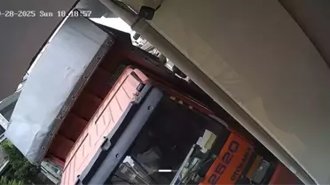 Esenyurt'ta Kamyon Kaydı, 3 Araç Hasar Gördü