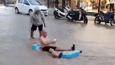 Yağmurda Eğlence: Deniz Yatağında Bir Turist