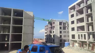 Tozu dumana kattı! Patlamanın etkisiyle sarsılan kule vinç, binanın üzerine devrildi!
