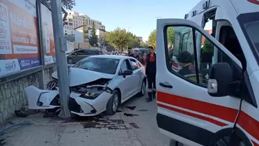 Mardin'de Kaza: Otomobil Reklam Panosuna Çarptı