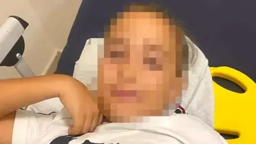 Bayrak Direği Devrildi, Öğrenci Yaralandı