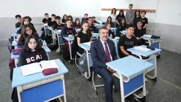 Bakan Tekin, Öğrenci Davetiyle Lise Ziyareti Gerçekleştirdi
