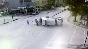 Bursa'da Çöp Kamyonu Takla Attı