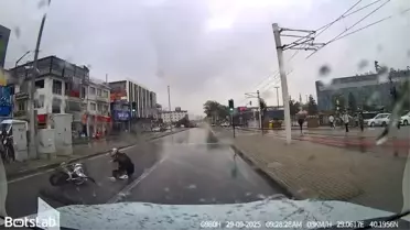 Bursa'da Motosiklet Sürücüsü Drift Yaptı, Düşerek Yere Kapaklandı