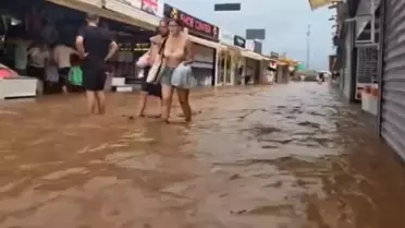 Fethiye'yi sel vurdu! Ölüdeniz Çarşısı'nda yollar göle döndü