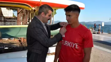 Kaymakam Kumcu, Dünya Şampiyonu Kano Sporcusunu Ödüllendirdi