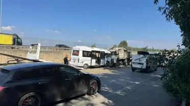 İzmir'de Minibüs ve Kamyon Çarpıştı