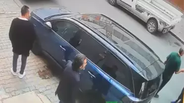 Otomobilin üzerine idrarını yaptı; sahibine saldırdı