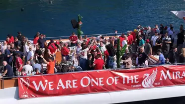 Tekne turu yapan Liverpool taraftarından Galatasaray Adası önünde eşsiz anlar