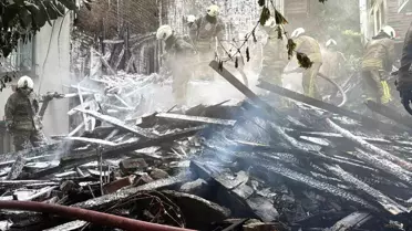 Beşiktaş'ta Ahşap Bina Yangını ve Çökmüş Enkaz
