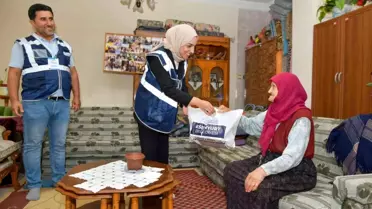 Esenyurt Belediyesi, Dünya Yaşlılar Günü'nde Yaşlıları Ziyaret Etti