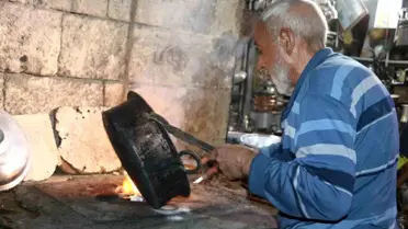 86 Yaşındaki Kalay Ustası Teknolojiye Rağmen Mesleğini Sürdürüyor