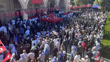 İzmir'de polis merkezine düzenlenen silahlı saldırıda şehit olan polis memuru toprağa verildi