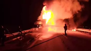 Hatay'da Yangın: Kullanılamaz Hale Gelen Tır