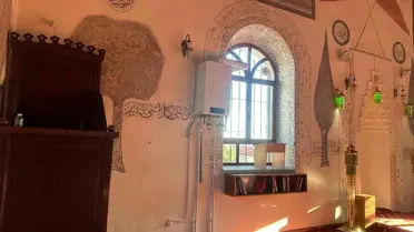 139 yıllık camide şok eden manzara! Kıble duvarına yerleştirdiler