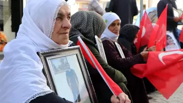 Van'da evlat eylemine katılan anne: 'Artık bu ülkeye şehit gelmesin'