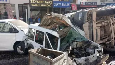 Malatya'da Freni Patlayan Kamyon Kazaya Yol Açtı
