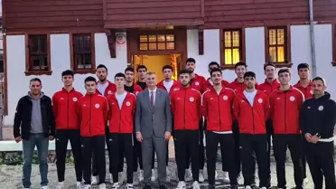 Başkan Sezer, Gölcük Belediyespor Voleybol Takımı ile Bir Araya Geldi