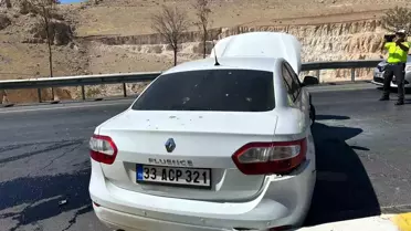 Mardin'de Otomobil Bariyerlere Çarptı