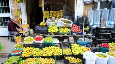 İpe Dizilen Güz Armutları 3 Ay Taze Kalıyor