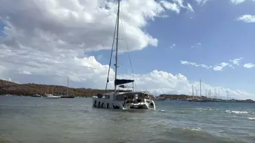 Yelkenli Tekne Kayalıklara Oturdu